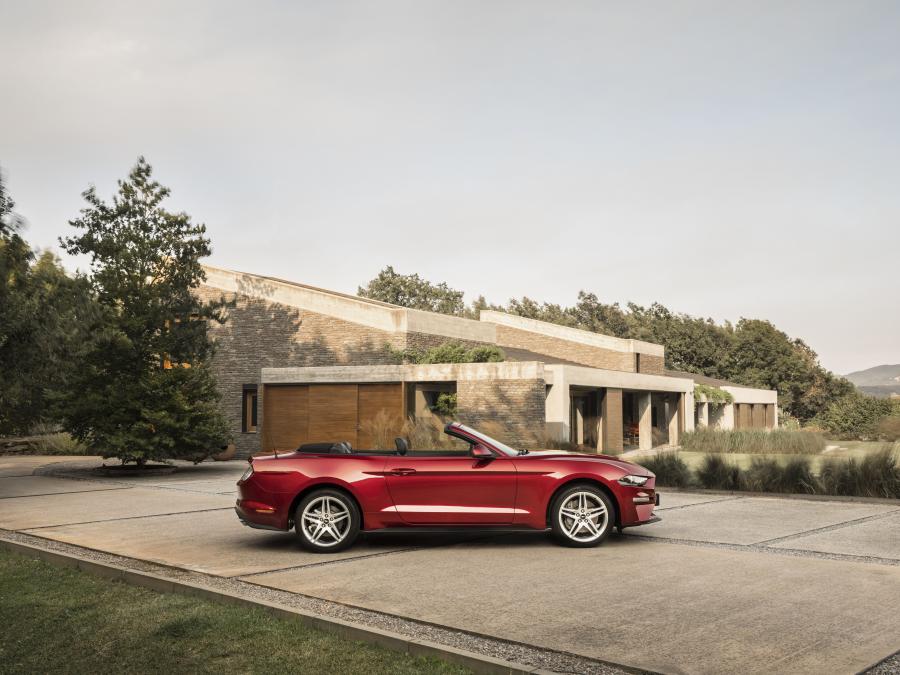  Ford Mustang EcoBoost Convertible 2017 года  (EU) (фото 16 из 32)